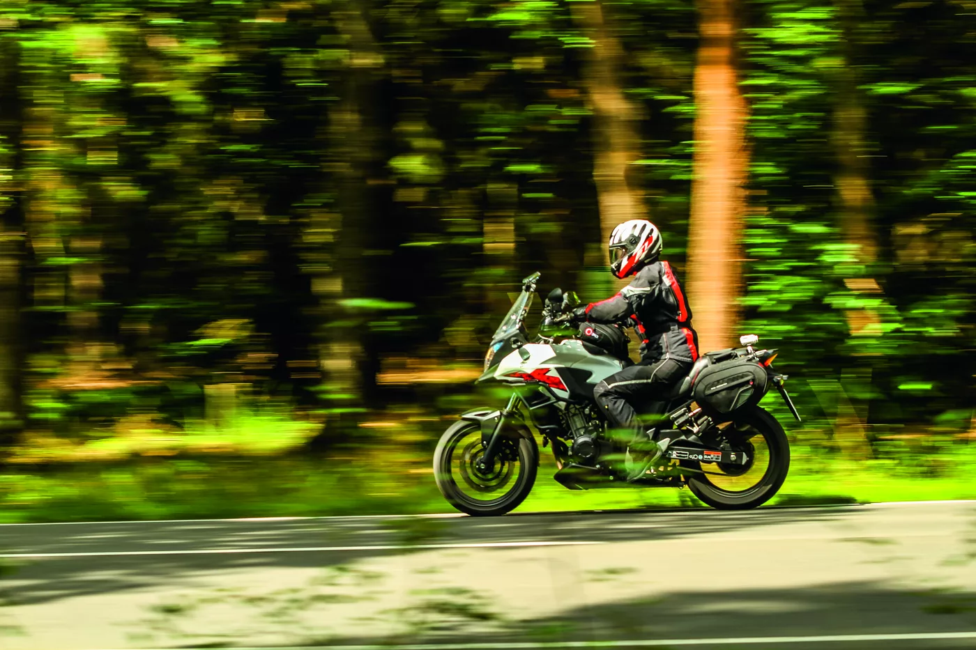 Mitzieher eines fahrenden Motorrads auf der Bundesstraße